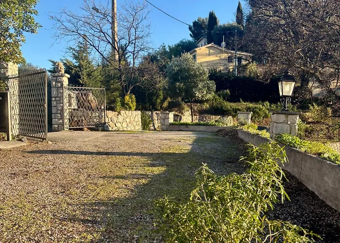 Des Ciappes Et Des Fees Homestay *